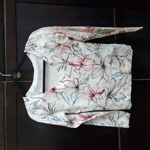 🆕 V-neck floral sweater